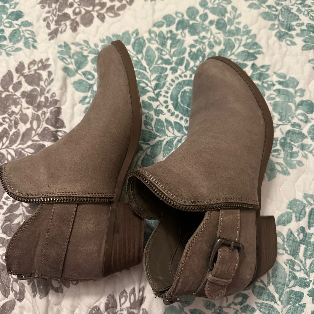Carlos booties size 8m